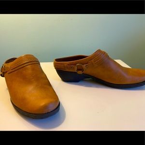 Aerosoles brown clogs